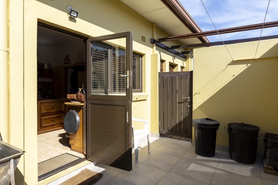 7 Bedroom Property for Sale in West Beach Eastern Cape